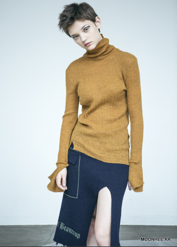 Cut-Out Cuffs Turtleneck [CARMLE]