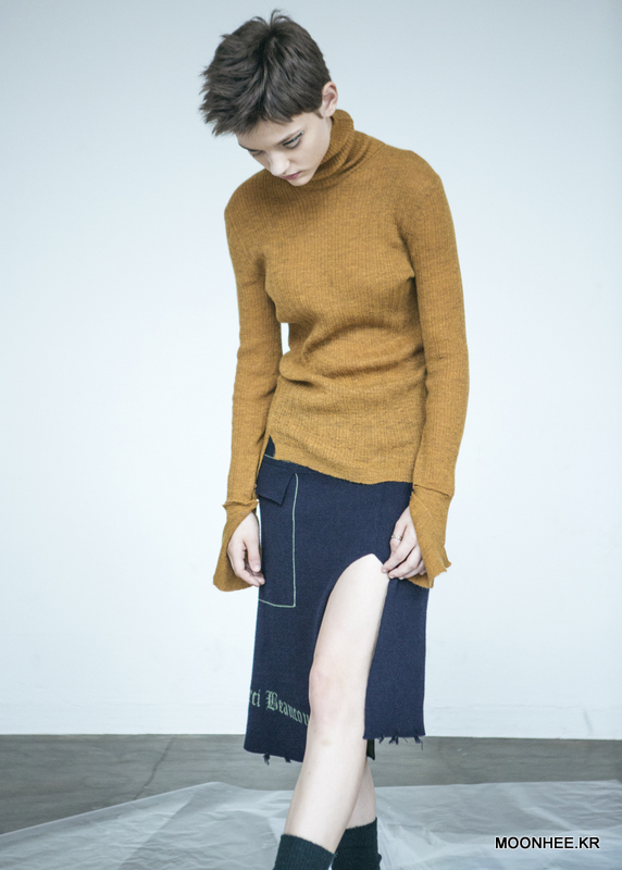 Cut-Out Cuffs Turtleneck [CARMLE]