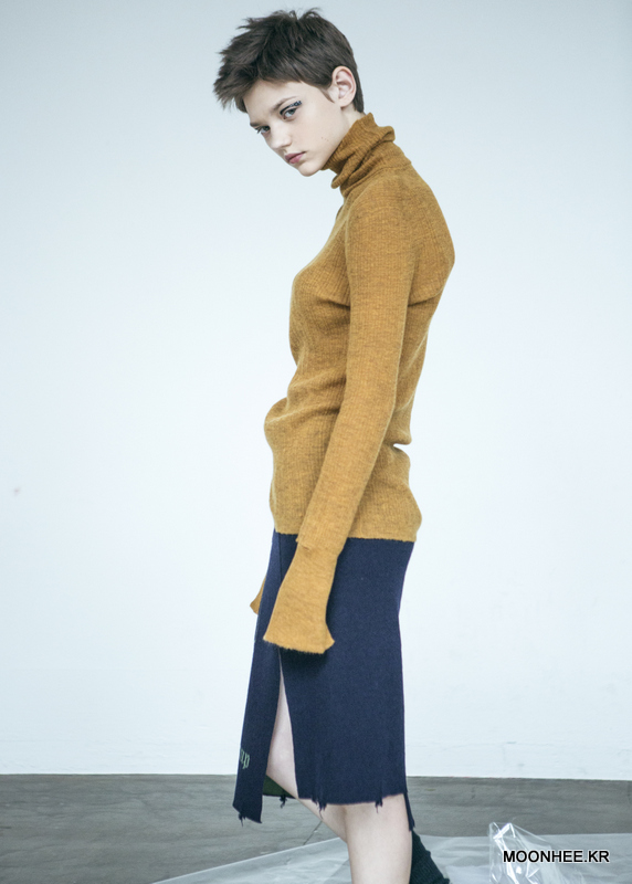 Cut-Out Cuffs Turtleneck [CARMLE]