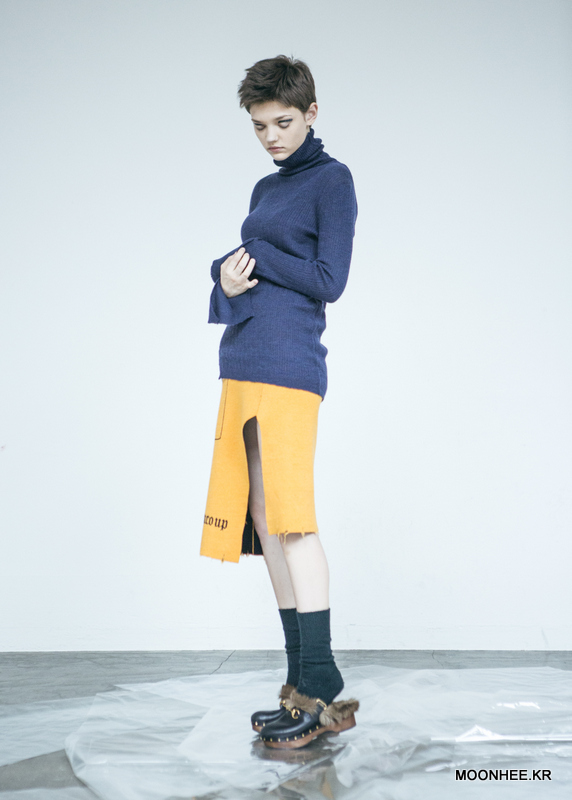 Cut-Out Cuffs Turtleneck [NAVY]