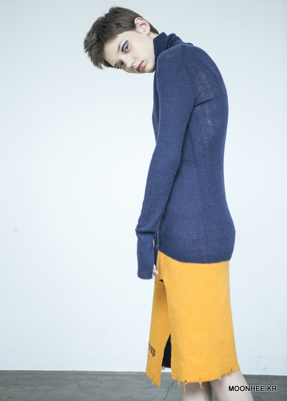 Cut-Out Cuffs Turtleneck [NAVY]