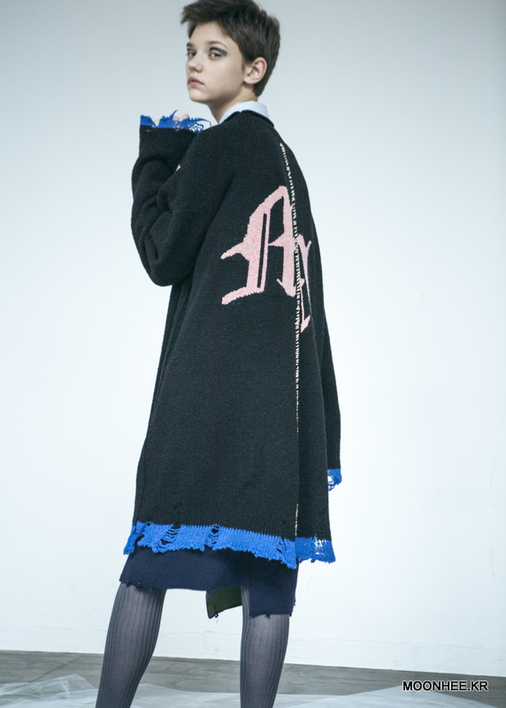 Angel Graphic Boxy Sweater [BLACK]