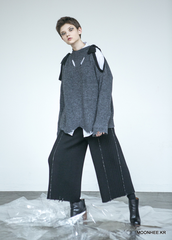 Cut-Out Shoulder Ribbon Sweater [GREY]