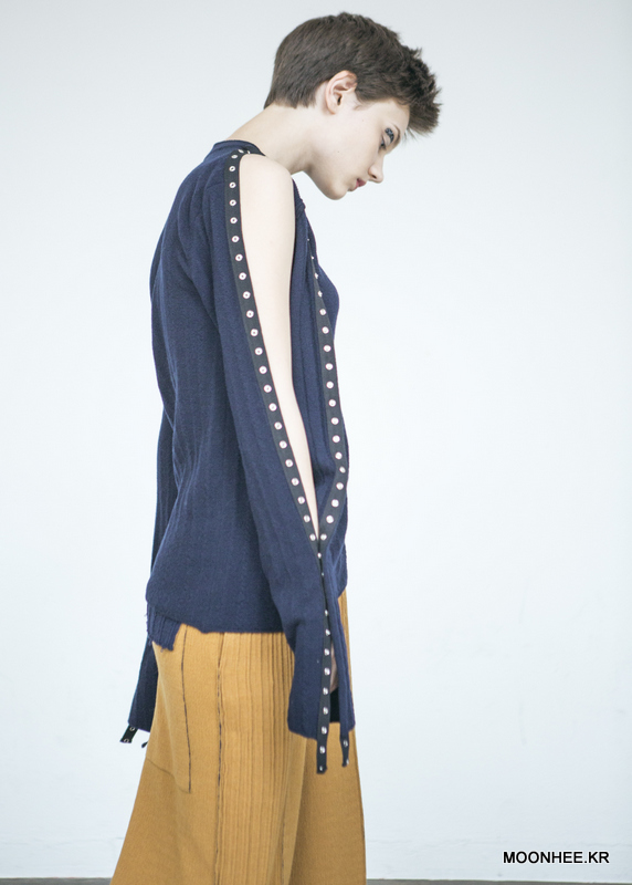 Open Detail Sleeve Sweater [NAVY]