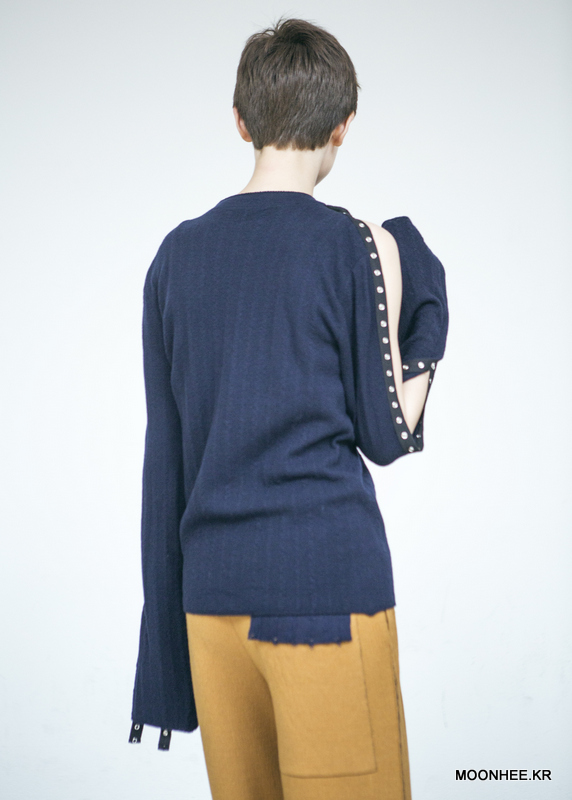 Open Detail Sleeve Sweater [NAVY]