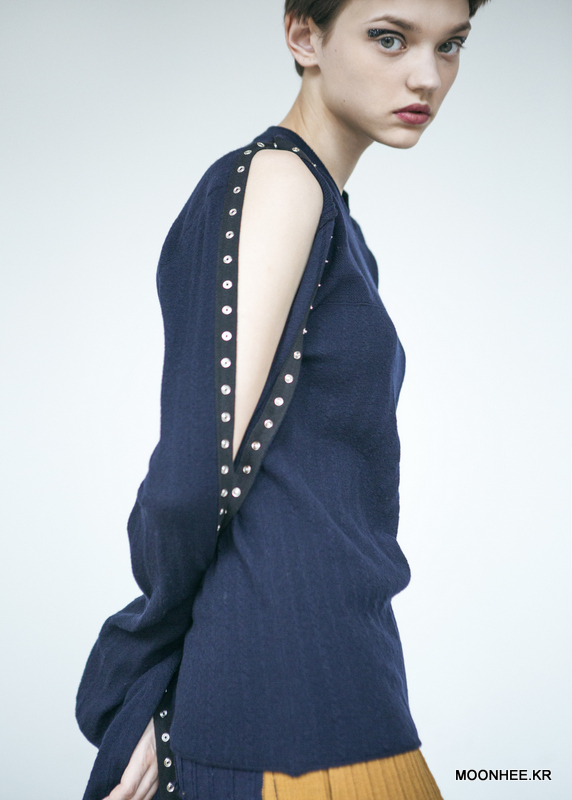 Open Detail Sleeve Sweater [NAVY]