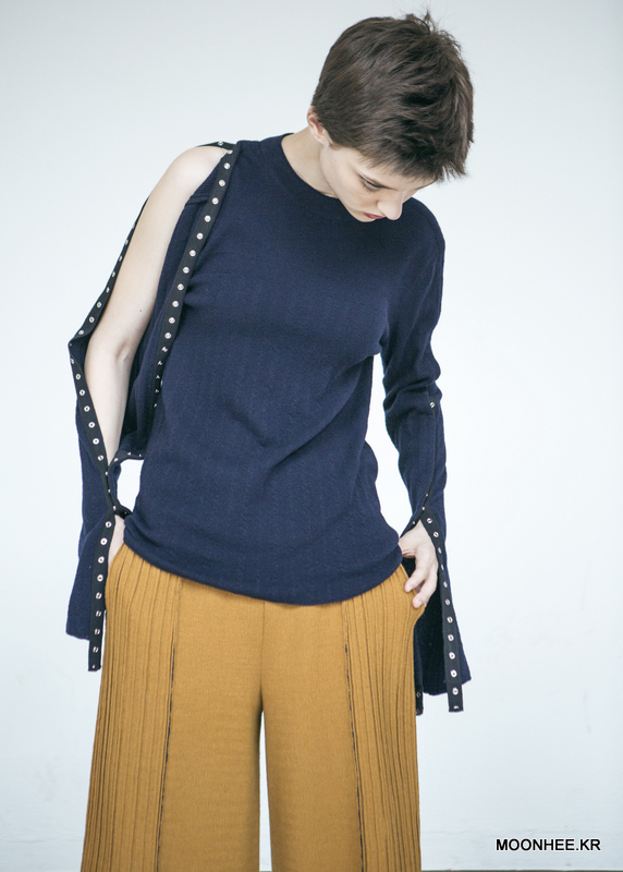 Open Detail Sleeve Sweater [NAVY]