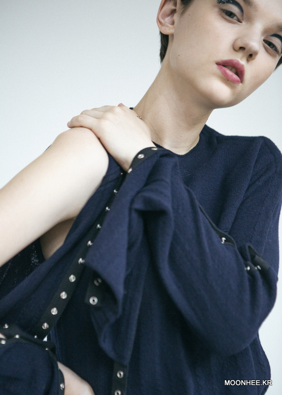 Open Detail Sleeve Sweater [NAVY]